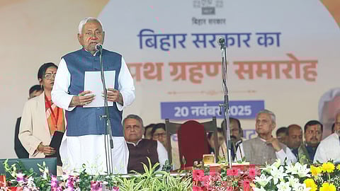 नीतीश कुमार शपथ ग्रहण करते हुए|