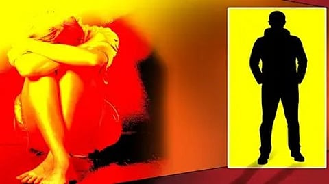 इस तस्वीर में एक आदमीऔर पास में लड़की की परछाई दिखाई दे रही है।