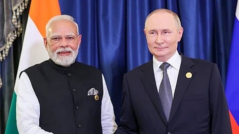 इस तस्वीर में प्रधानमंत्री नरेंद्र मोदी और राष्ट्रपति व्लादिमीर पुतिन नजर आ रहे हैं।