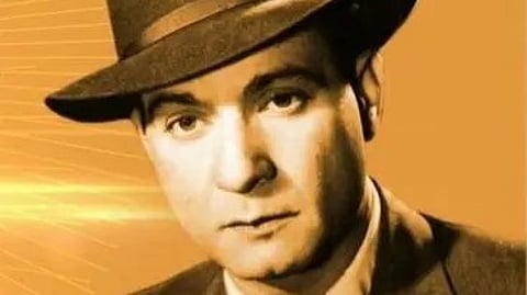 इस तस्वीर में एक प्रसिद्ध व्यक्ति नजर आ रहा है|