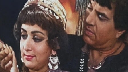 धर्मेंद्र और हेमा मालिनी फिल्म के सेट पर साथ नजर आ रहे हैं।