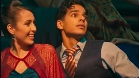 तस्वीर में एक लड़का और लड़की साथ में खड़े दिखाई दे रहे हैं।