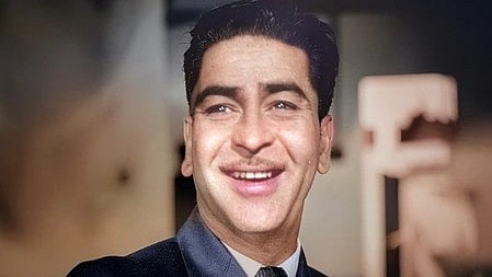 फिल्म ‘आवारा’ के सेट पर राज कपूर नजर आते हुए।