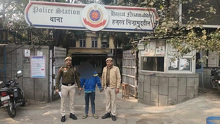 दो पुलिसकर्मी एक आरोपी को गिरफ्तार करते हुए नजर आ रहे हैं।