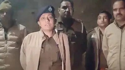 महिला पुलिसकर्मी और अन्य पुलिसकर्मी घटनास्थल पर जांच करते हुए।