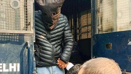 दिल्ली बम धमाके मामले में आरोपी शोएब को पुलिस हिरासत में ले जाती हुई।