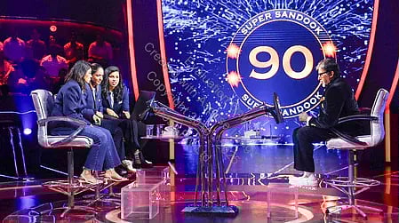 अमिताभ बच्चन के सामने हॉट सीट पर बैठी भारतीय महिला क्रिकेट टीम की तीन खिलाड़ी।