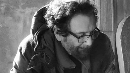 एक आदमी सोचते हुए, अपने अनुभव और विचारों में खोया हुआ।