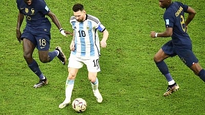 लियोनेल मेस्सी फुटबॉल खेलते हुए मैदान पर|