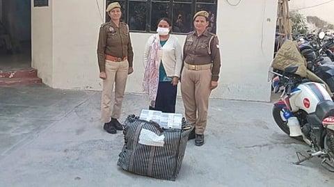 नोएडा पुलिस महिला तस्कर के साथ गिरफ्तारी के दौरान।