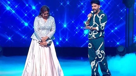 स्टेज पर कपिल शर्मा और श्रेया घोषाल गाते और पर्फॉर्म करते हुए नजर आ रहे हैं।
