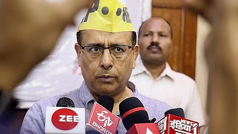 डॉ. मुनीश कुमार रायज़ादा मीडिया के सामने कुछ बोलते हुए दिखाई दे रहे हैं।