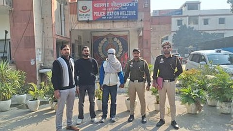 दो गिरफ्तार आरोपी, घटना में इस्तेमाल चाकू और बाइक बरामद।