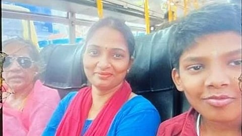 बेंगलुरु में आर्थिक तंगी से परेशान दो महिलाएं और एक बच्चा।