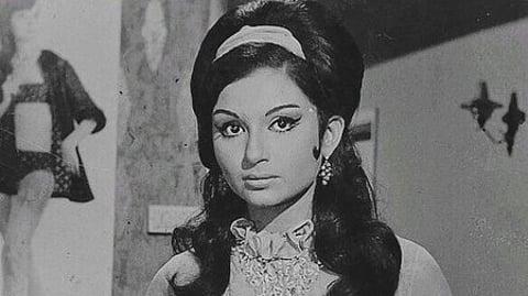 बॉलीवुड अभिनेत्री शर्मिला टैगोर की खूबसूरत मुस्कान के साथ फोटो।