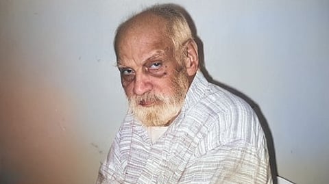 त्रिलोचन शास्त्री एक वरिष्ठ नागरिक है|