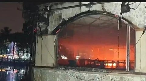 गोवा हादसे का दृश्य, जिसमें नुकसान दिखाई दे रहा है।