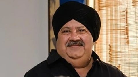 टेलीविजन अभिनेता मनोज पाहवा सामने नजर आते हुए|