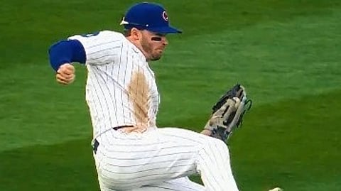 ग्राउंड पर खेलते हुए बेसबॉल/सॉफ्टबॉल खिलाड़ी का दृश्य|