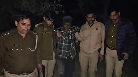 पुलिस के साथ एक अपराधी दिखाई दे रहा है।