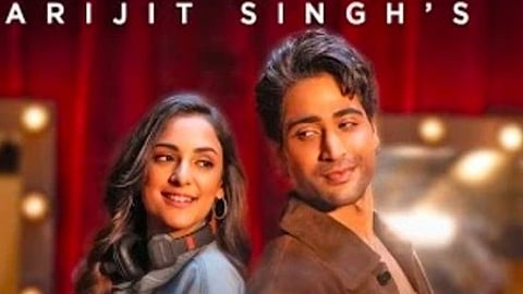 रिजीत सिंह के नए रोमांटिक गाने 'फितरतें' की झलक दिखा रहे हैं।