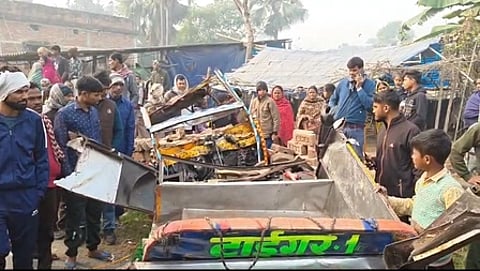 भीड़ जैसा माहौल नजर आ रहा है।