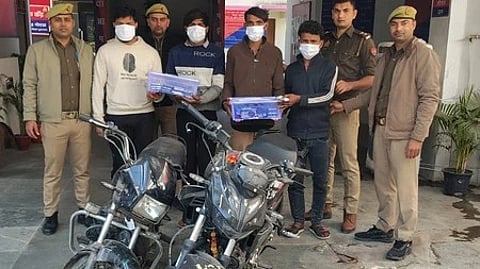 पुलिस अधिकारी और गिरफ्तार अपराधी घटनास्थल पर खड़े हुए नजर आ रहे हैं।