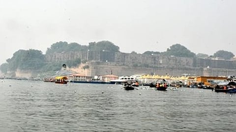 गंगा नदी का सुंदर नज़ारा, माघ मेला-2026 के लिए तैयार आयोजन स्थल के पास|