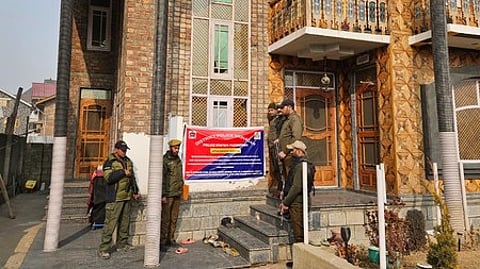 श्रीनगर पुलिस ड्रग तस्करी के खिलाफ कार्रवाई करती हुई।