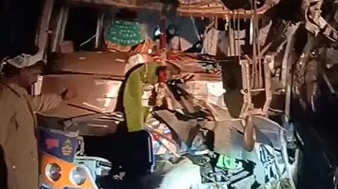 सीकर फतेहपुर में ट्रक और स्लीपर बस के बीच हुए हादसे का दृश्य।