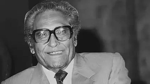 पुराने बॉलीवुड अभिनेता अशोक कुमार का दृश्य|