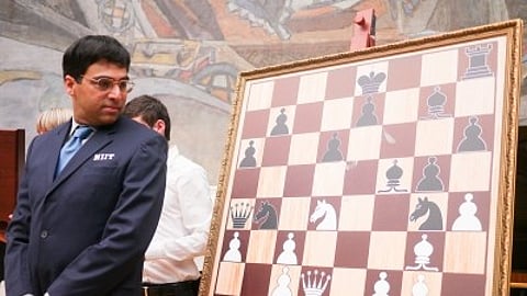 विश्वनाथन आनंद शतरंज की फोटो को देखता हुआ।