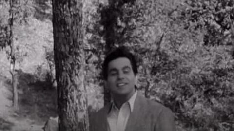 हिंदी सिनेमा के महान अभिनेता दिलीप कुमार की तस्वीर।