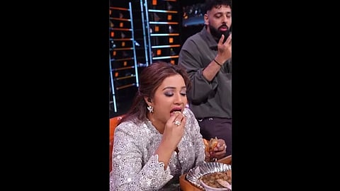 श्रेया घोषाल और बादशाह 'इंडियन आइडल 16' सेट पर खाना खाते हुए।