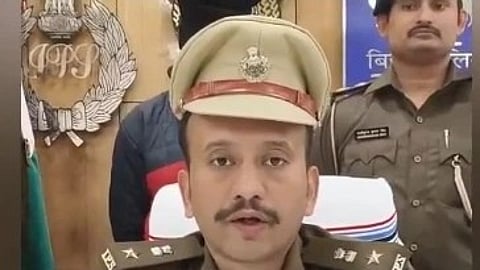 पटना पुलिस अधिकारी अपराधियों के बारे में जानकारी देते हुए।