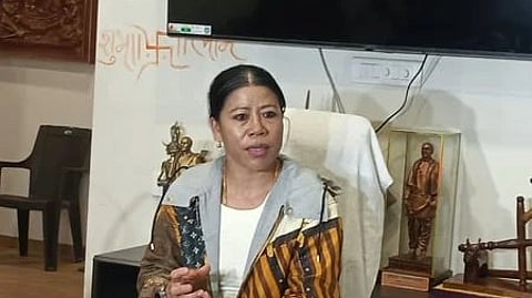 बस्तर ओलंपिक 2025 के आयोजन में मैरी कॉम और आदिवासी युवा उपस्थित हैं।