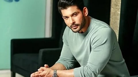 सिद्धार्थ शुक्ला तस्वीर में नज़र आ रहे हैं।