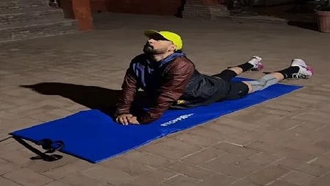 दिलजीत दोसांझ योग करते हुए, फिटनेस और दिनचर्या बनाए रखते हुए|