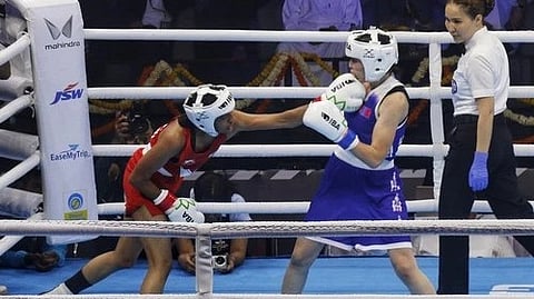 शनल बॉक्सिंग चैंपियनशिप में बॉक्सिंग करती महिला खिलाड़ी|