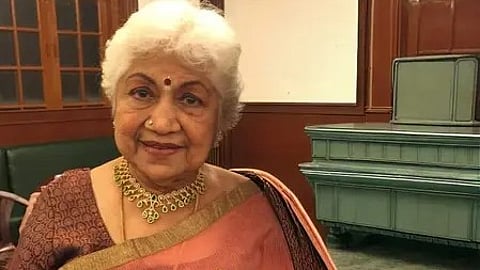 एक वरिष्ठ सौकार जानकी का पोर्ट्रेट दृश्य|