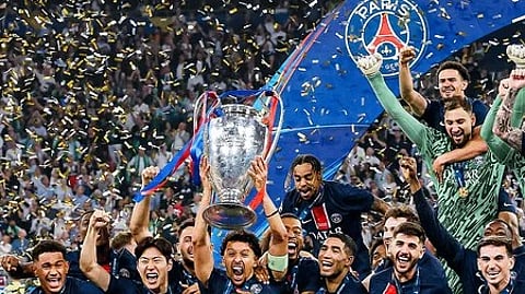 पीएसजी के खिलाड़ी खुश होकर चैंपियंस लीग ट्रॉफी के साथ जश्न मनाते हुए|