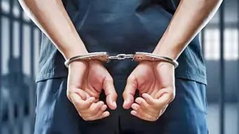 हथकड़ी में बंधे आरोपी के हाथ|