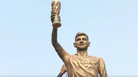 कोलकाता में लियोनल मेसी की 70 फुट ऊंची प्रतिमा का दृश्य, फैंस के बीच स्थापित।