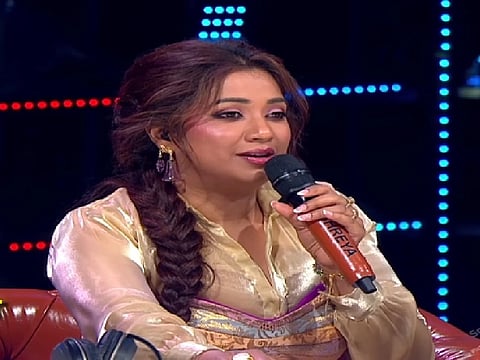 इमेज में श्रेया घोषाल को "इंडियन आइडल" के शो में देखा जा सकता है।