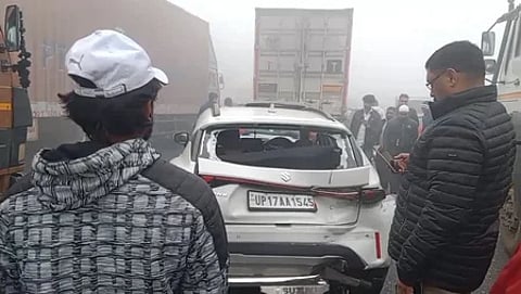 ईस्टर्न पेरीफेरल एक्सप्रेस-वे पर कोहरे के कारण कार दुर्घटना का दृश्य।