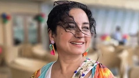 सोशल मीडिया पर गाती हुई दिव्या दत्ता का चित्र|