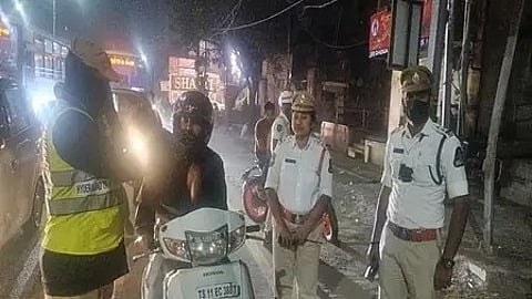 हैदराबाद पुलिस ने शराब पीकर गाड़ी चलाने पर लोगों पकड़ा|