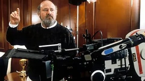 तस्वीर में रॉब रेनर नजर आ रहा है|