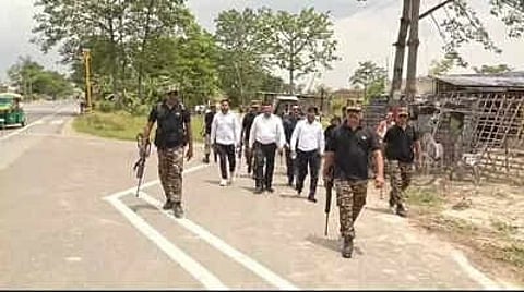 पुलिस के साथ दिख रहे कुछ अपराधी जिन्होंने एक जैसे कपड़े पहनें हुए हैं।