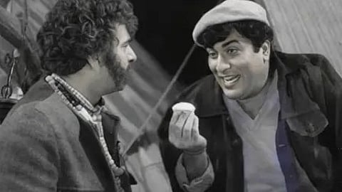 तस्वीर में दो व्यक्ति नजर आ रहे हैं|